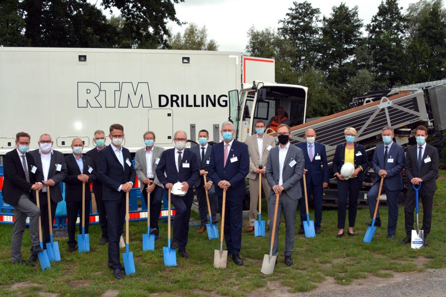 Flächendeckender Glasfaserausbau im Kreis Paderborn mit Spatenstich gestartet – investiert werden rund 71 Millionen Euro:  Vordere Reihe – von links: MdB Dr. Carsten Linnemann, Landrat Manfred Müller, Delbrücker Bürgermeister Werner Peitz und Daniel Nölkensmeier (Dezernent der Bezirksregierung Detmold)  Hintere Reihe – von links: Ulrich Berger (Bürgermeister der Stadt Salzkotten) , Josef Hartmann (Bürgermeister der Stadt Lichtenau), Andreas Bee (Bürgermeister Stadt Bad Lippspringe), Hans Jürgen Wessels (Bürgermeister der Gemeinde Altenbeken), Christoph Schön (Vorsitzender des Ausschusses für Wirtschaft, Bau und Verkehr des Kreises Paderborn), Burkhard Schwuchow (Bürgermeister der Stadt Büren), Dr. Stephan Zimmermann (Deutsche Glasfaser Wholesale GmbH), Christoph Rüther (Bürgermeister Bad Wünnenberg), Annette Mühlenhoff (Dezernentin Kreis Paderborn, Michael Berens (Bürgermeister Hövelhof) und Andreas Mescheder (MICUS Strategieberatung Düsseldorf)  Flächendeckender Glasfaserausbau im Kreis Paderborn mit Spatenstich gestartet – investiert werden rund 71 Millionen Euro:  Vordere Reihe – von links: MdB Dr. Carsten Linnemann, Landrat Manfred Müller, Delbrücker Bürgermeister Werner Peitz und Daniel Nölkensmeier (Dezernent der Bezirksregierung Detmold)  Hintere Reihe – von links: Ulrich Berger (Bürgermeister der Stadt Salzkotten) , Josef Hartmann (Bürgermeister der Stadt Lichtenau), Andreas Bee (Bürgermeister Stadt Bad Lippspringe), Hans Jürgen Wessels (Bürgermeister der Gemeinde Altenbeken), Christoph Schön (Vorsitzender des Ausschusses für Wirtschaft, Bau und Verkehr des Kreises Paderborn), Burkhard Schwuchow (Bürgermeister der Stadt Büren), Dr. Stephan Zimmermann (Deutsche Glasfaser Wholesale GmbH), Christoph Rüther (Bürgermeister Bad Wünnenberg), Annette Mühlenhoff (Dezernentin Kreis Paderborn, Michael Berens (Bürgermeister Hövelhof) und Andreas Mescheder (MICUS Strategieberatung Düsseldorf)